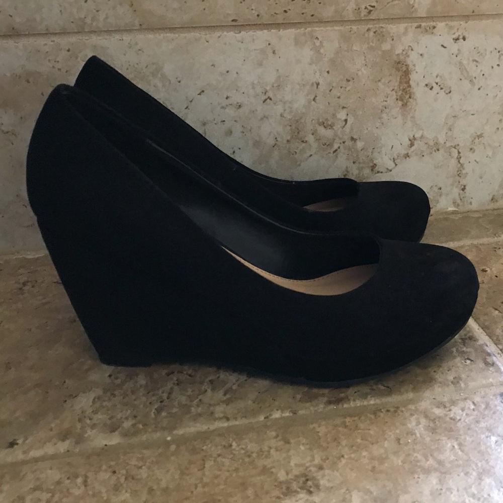 Black wedges